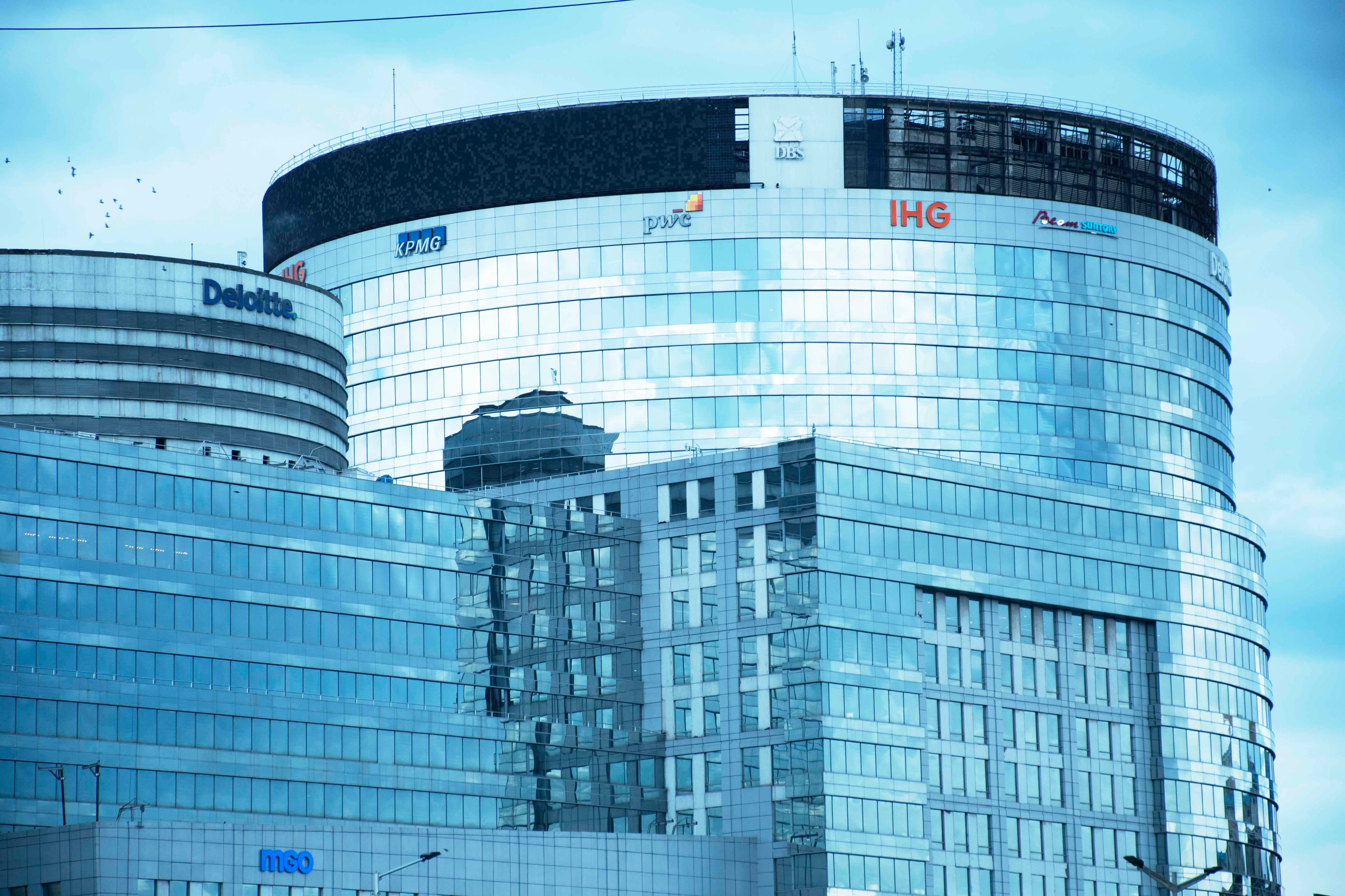 Ambiente corporativo, representando empresas destinando créditos fiscais para ONGs