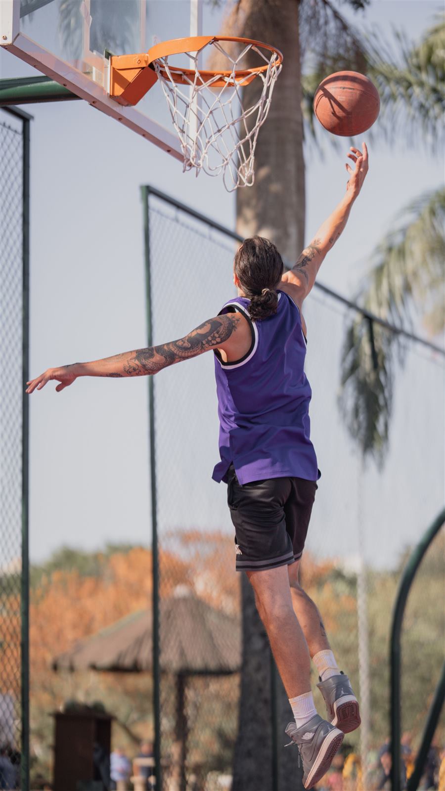 Jogador de basquete em arremesso, representando projeto esportivo social