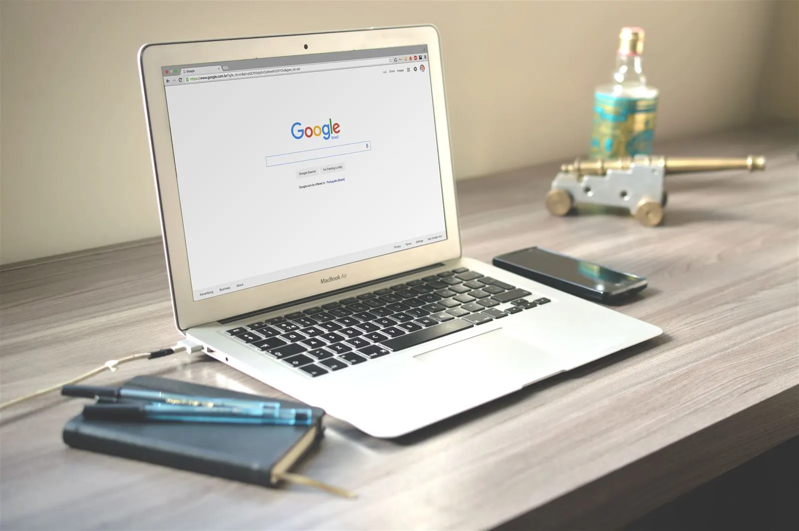 Ferramentas digitais, representando otimização de site para mecanismos de busca
