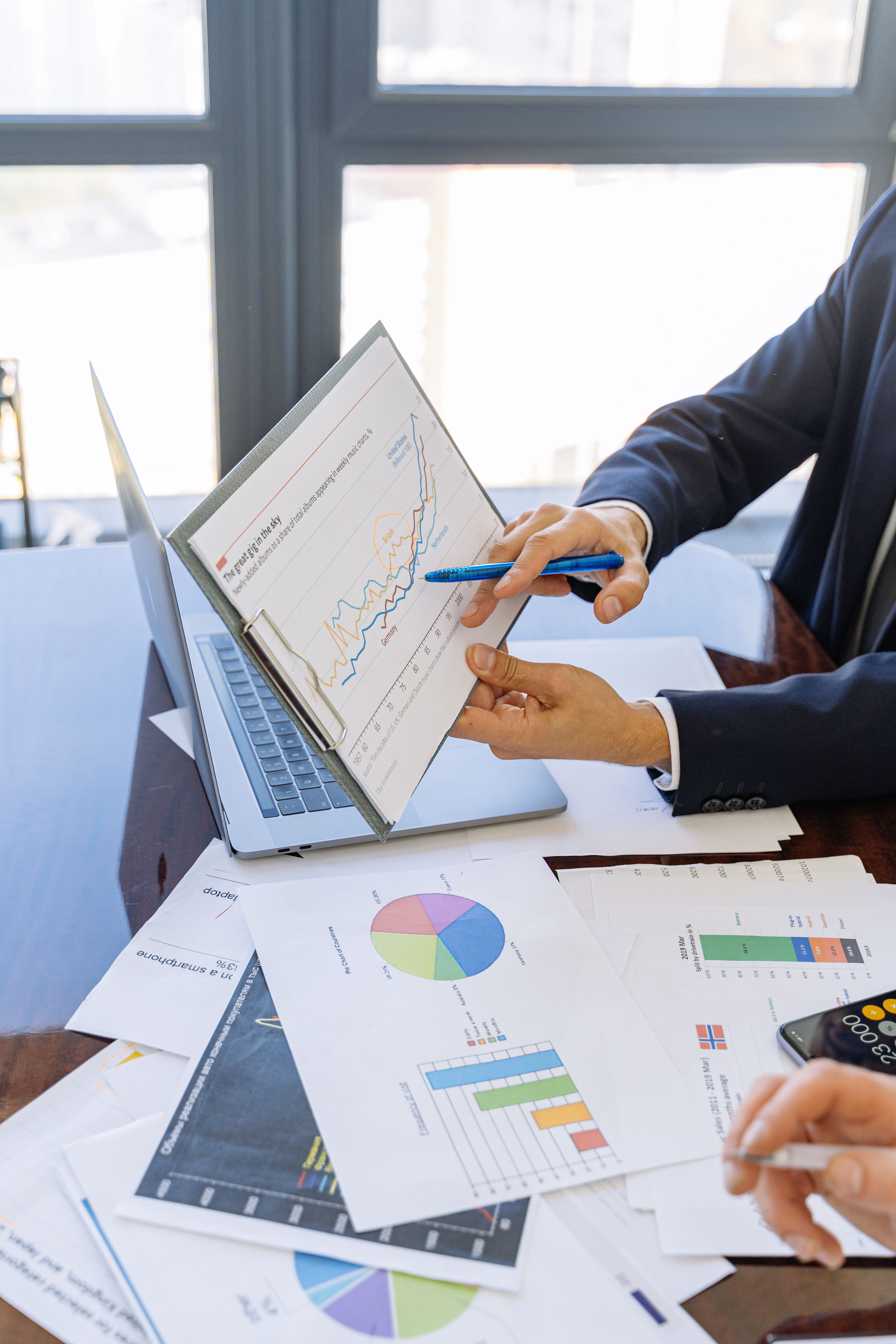 Time em reunião analisando resultados, representando apresentação de indicadores para a diretoria